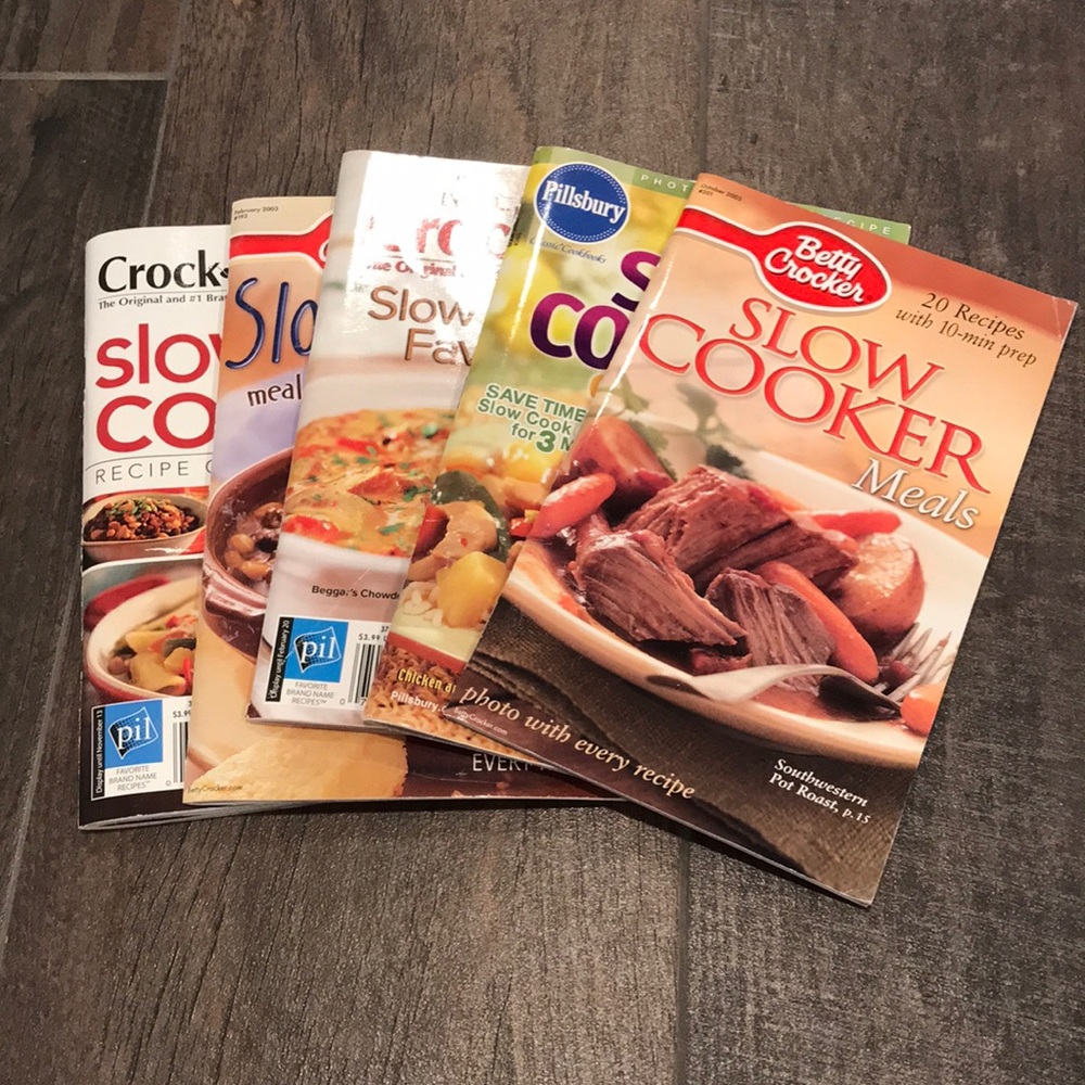 ⭐️Lot of 5 slow cooker magazine style cookbooks